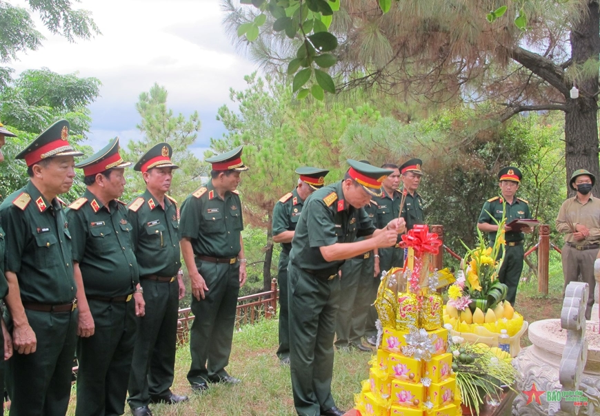 Đoàn công tác Binh chủng Đặc công dâng hương viếng mộ Đại tướng Võ Nguyên Giáp